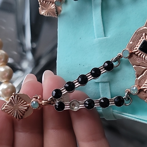 Reminiscence Runway collection earings - Picture 4 of 6